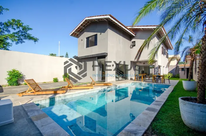 Casa reformado com piscina e área gourmet a 250m da praia no Pernambuco, Guarujá
