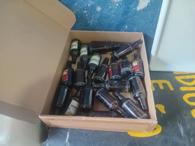 SÃO 21 CASCOS DE LITRINHOS AMBEV.