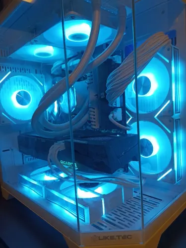 PC GAMER- RYZEN 5600 GT, 16GB RAM, B550M STEEL LEGEND, RX 9070XT
