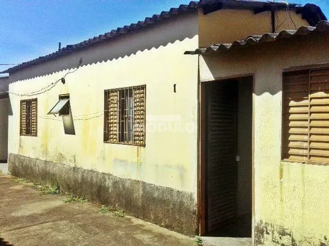 Casa residencial disponível para locação no bairro Tubalina.