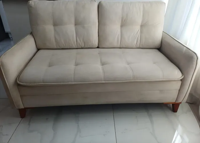 Sofa 2 Lugares com Almofadas e pés de Madeira