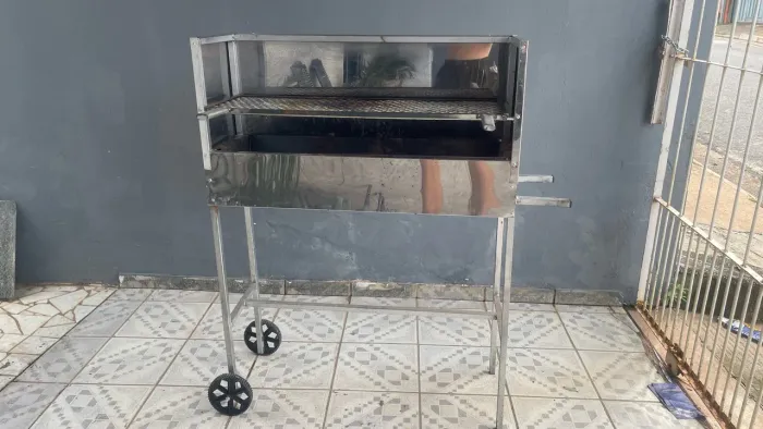 Vendo Barato churrasqueira pra espetinho SEMI-NOVA