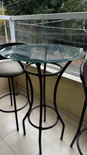 Mesa Bistro Junco Fibra Sintética 2 Banquetas e Vidro Semi Nova