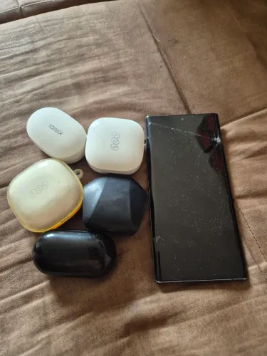 Fones e celular quebrado