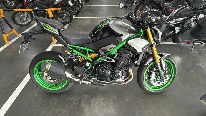 Kawasaki 900 R Edition