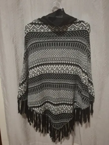 Poncho de crochê preto e branco feminino - EM BANGU, RJ