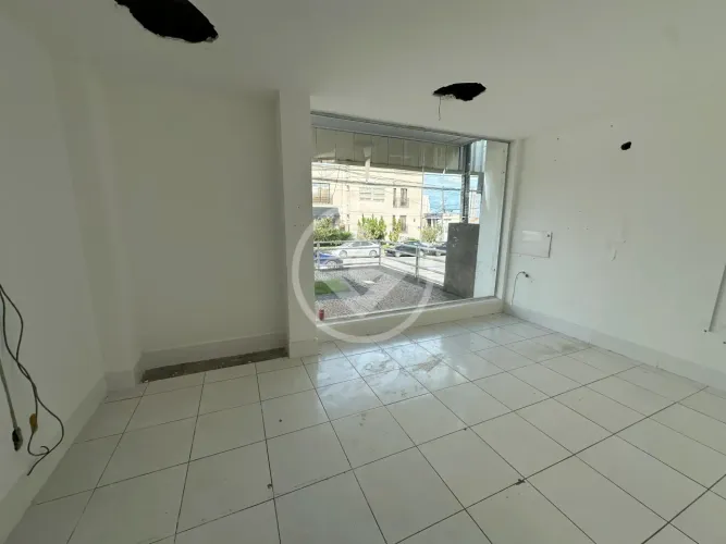 Sala comercial em avenida com vitrine, 100m2, 2 banheiros, espaço para copa, estacionament
