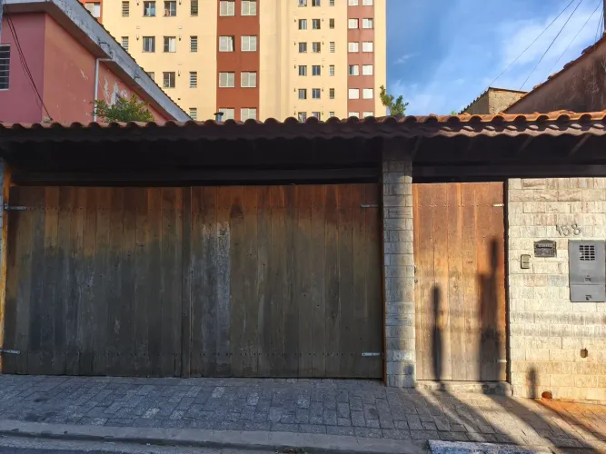 Portão de garagem e social de madeira.