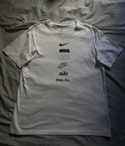 Camiseta Nike Tee Club Logos