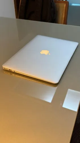 MacBook Air i5, 362 ciclos bateria apenas. Rápido e Conservado com carregador original.
