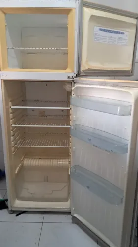 VENDE-SE GELADEIRA