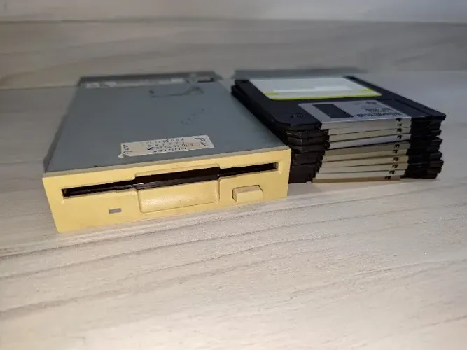 Combo Drive Disquetes 3.5" + 10 disquetes (usados, sortidos)