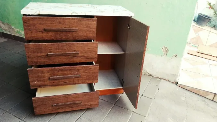 Cômoda grande em madeira maciça 4 Gavetas 1 porta com divisória nova R$280,urgente 