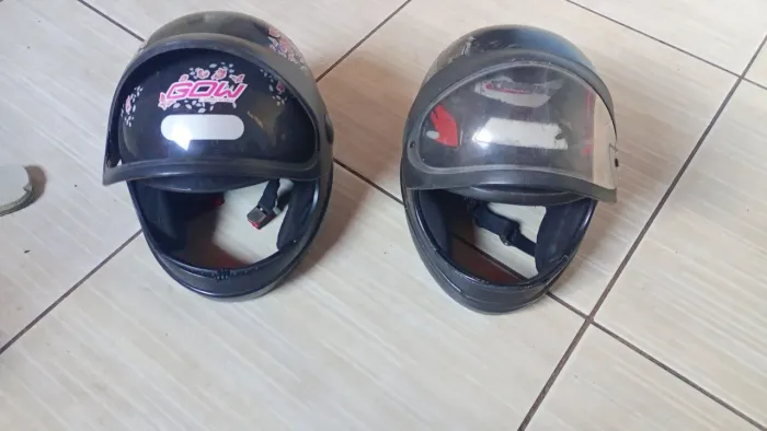 Vendo 2 capacete, 1 tem defeito na trava e viseira