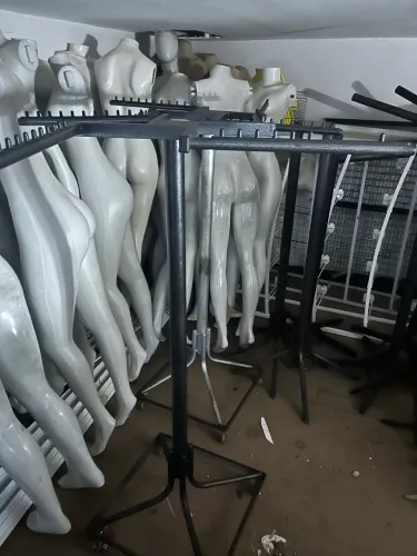 Móveis para loja de roupas e manequins