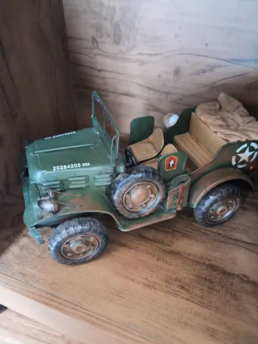 Vendo jeep feito manualmente em ferro. Lindo para decoração