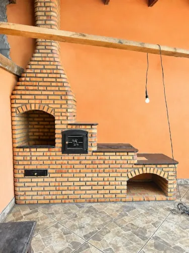 Churrasqueira com fogão a lenha e forno