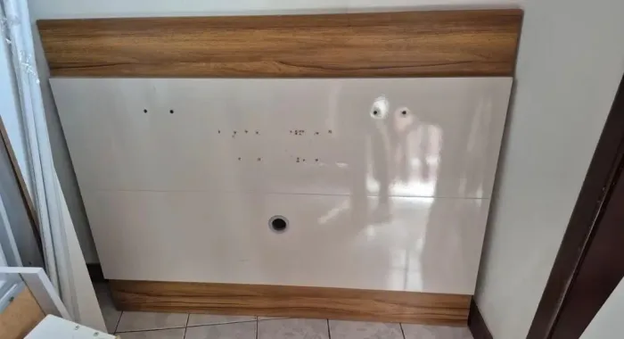 Painel de TV para Sala ou Quarto - Branco Off-White com Detalhes Amadeirados