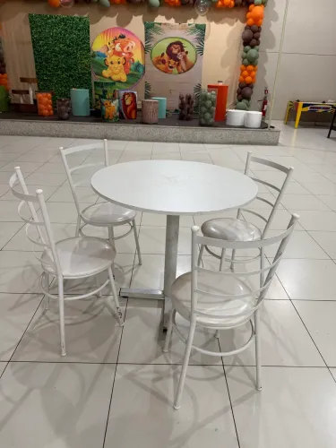 Conjunto de mesa e cadeiras