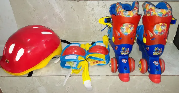Patins roller infantil Patrulha canina e kit de segurança 