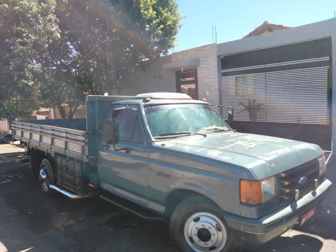 Vende - se F 400 turbinado motor MWM 229, em perfeito estado de funcionamento.