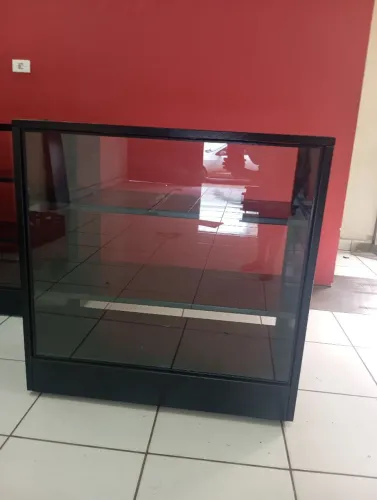 Balcão de metal com vidro