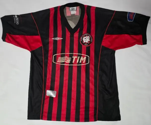 Rara Camisa do Athletico Paranaense 2001 Umbro TIM sem fundo preto futebol