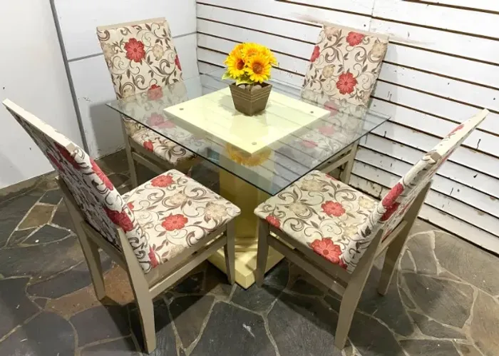 Mesa vidro temperado 1x80cm com 4 cadeiras suede madeira
