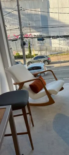 Poltrona VK linho branco madeira cumaru