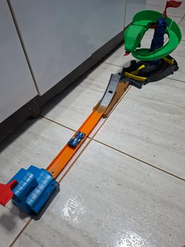 Pista hotwheels (ataque da cobra) + um carrinho leia a legenda