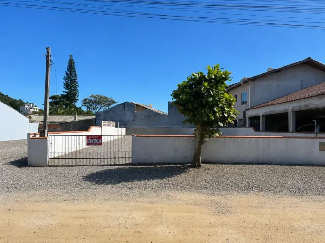 Terreno à venda muito bem localizado, pronto para construir, a apenas 400m Praia Alegre, P