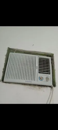 Ar condicionado de janela, gelando muito bem e revisado.