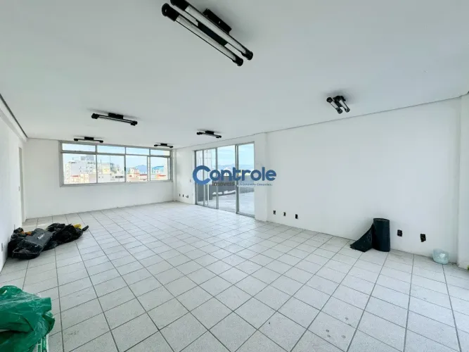 Sala comercial com grande terraço localizada no bairro Estreito - Florianópolis