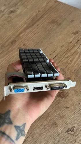 Placa de Vídeo AMD Radeon R5 220 2GB DDR3 - HDMI, VGA e DVI (Nunca Usada)