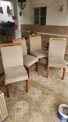 4 Cadeiras de Jantar em Madeira com Estofado - R$ 325