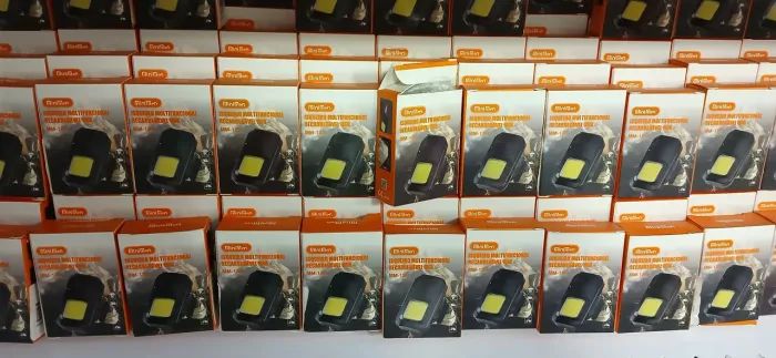 Isqueiro multifuncional USB e lanterna.