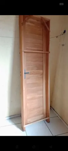 Vende se porta de madeira 400