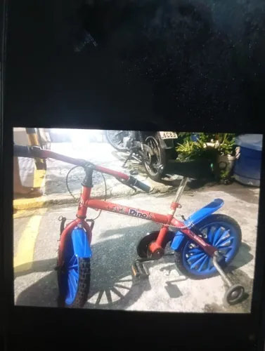 Bicicleta azul ar 16 semi nova poucas marcas de uso