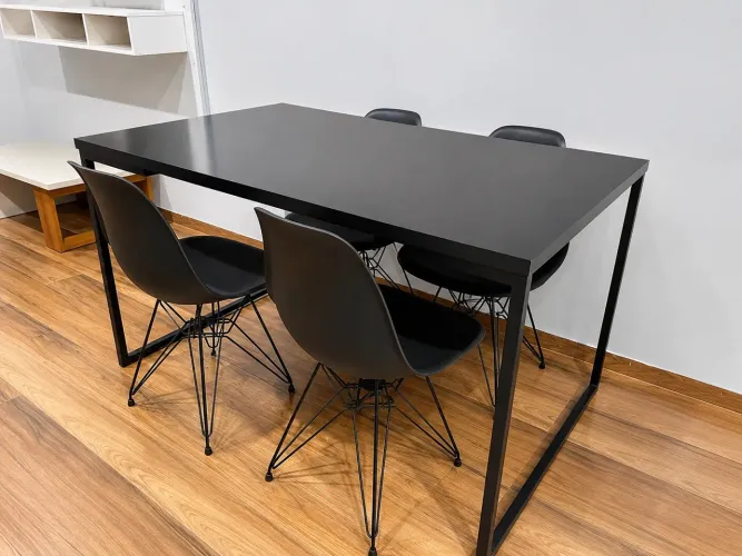 Mesa Industrial Base Ferro Preto com 4 Cadeiras Eames