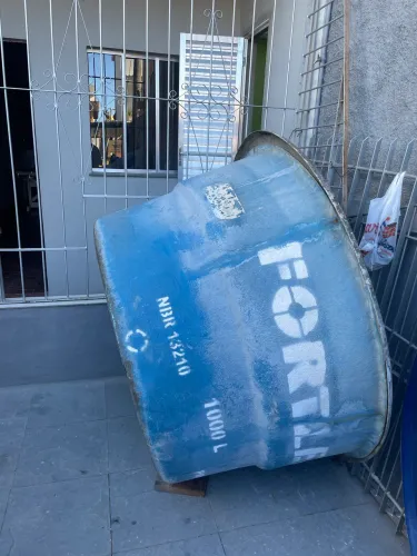 Caixa de água de 1000L usada