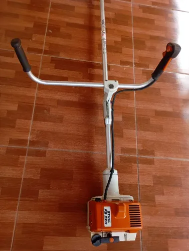Vende se roçadeira Stihl 220 semi nova 