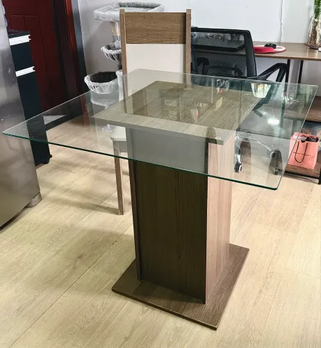 Mesa com tampo de vidro e 2 cadeiras