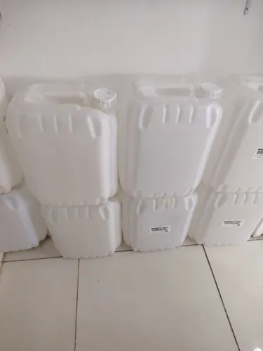 Galão de 20 litros reutilizado.