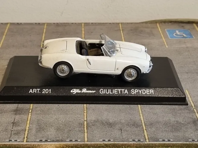 Miniatura Alfa Romeo Giulietta Spyder Seminovo 1:43 com base e acrílico 