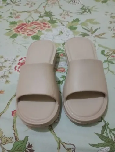 Vende-se uma sandália semi nova bege número 35