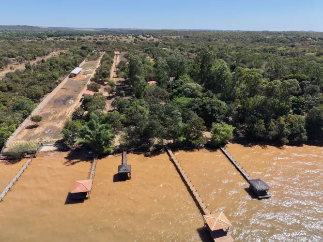 Chácara beira lago.