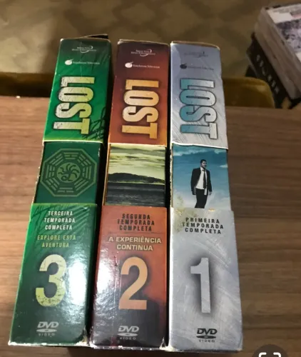 DVD das três primeiras temporadas da série de televisão Lost.