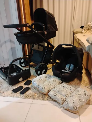 Carrinho de bebê com bebê conforto e Colchãozinho