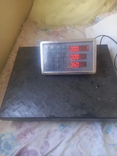 Vede se uma balança que pesa até 400 kilo