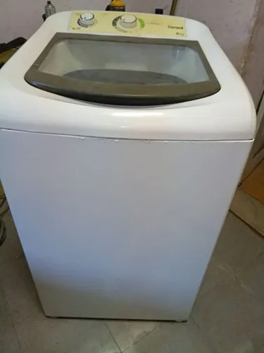 Máquina de lavar funcionando 9kg